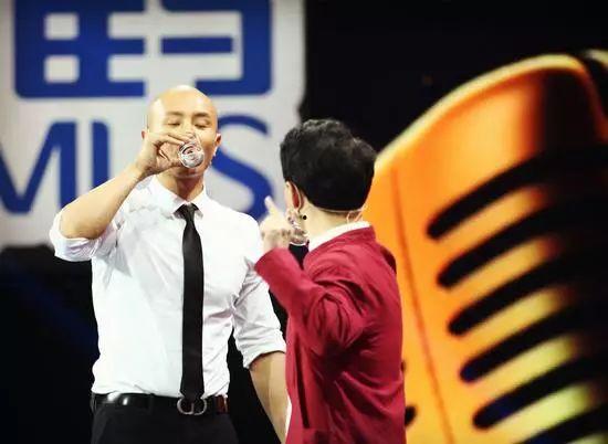 海波爆料魏榕国外唱歌喝酒视频